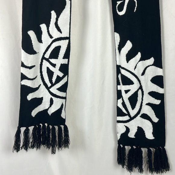Warner Bros Supernatural Join The Hunt Winter Scarf Black White Pentagram Fringe - Picture 1 of 4